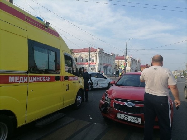 После ДТП в центре Кургана беременную девушку увезли в Перинатальный центр