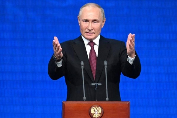 Путин выступил перед военными на Соборной площади Кремля