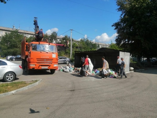 Как курганцы за два дня устроили во дворе стихийную свалку Как курганцы за два дня устроили во дворе стихийную свалку