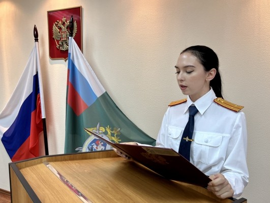 Трое молодых сотрудников регионального следственного управления приняли Присягу сотрудника Следственного комитета России