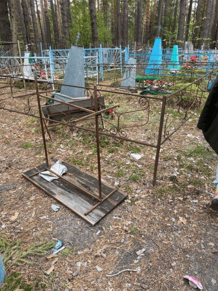 В Курганской области вандалы разгромили кладбище В Курганской области вандалы разгромили кладбище