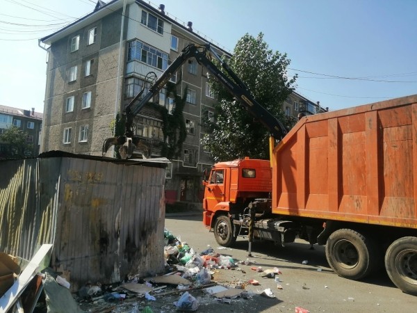 Как курганцы за два дня устроили во дворе стихийную свалку Как курганцы за два дня устроили во дворе стихийную свалку