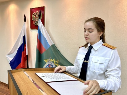 Трое молодых сотрудников регионального следственного управления приняли Присягу сотрудника Следственного комитета России