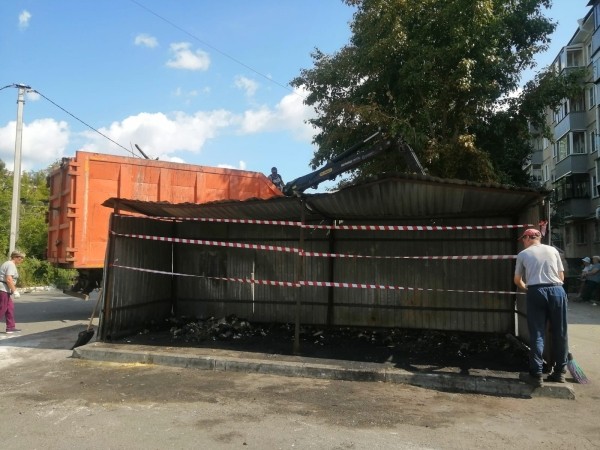 Как курганцы за два дня устроили во дворе стихийную свалку Как курганцы за два дня устроили во дворе стихийную свалку
