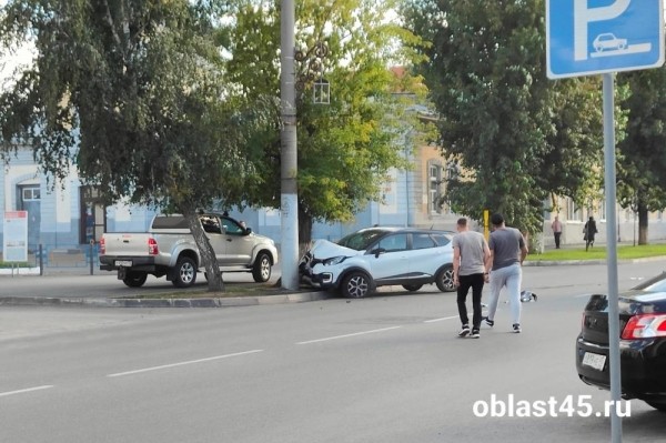 Парковка - «Хёндэ» - «Рено» - столб: центр Кургана «подружил» 2 иномарки Парковка - «Хёндэ» - «Рено» - столб: центр Кургана «подружил» 2 иномарки