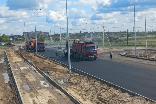 В Кургане начали укладывать асфальт на улице Елисеева