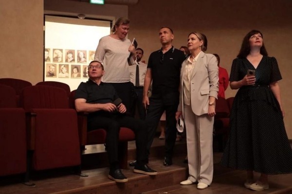 Уральский полпред побывал в курганском драмтеатре