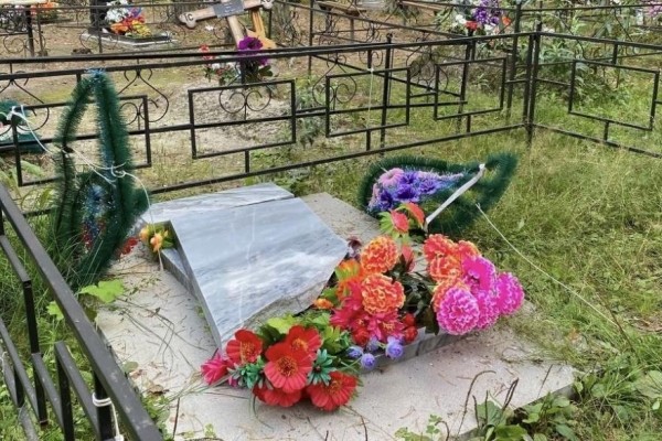 В Курганской области вандалы разгромили кладбище В Курганской области вандалы разгромили кладбище