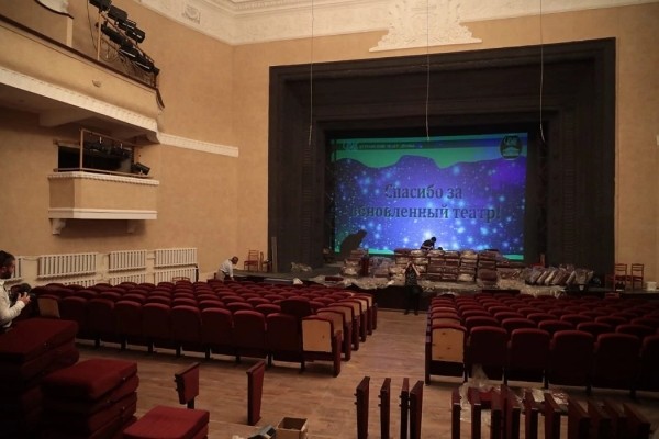 Уральский полпред побывал в курганском драмтеатре
