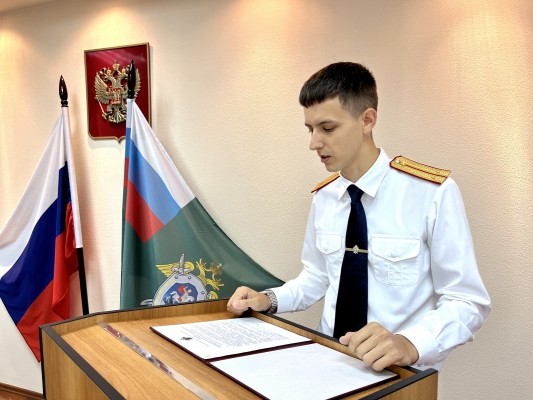 Трое молодых сотрудников регионального следственного управления приняли Присягу сотрудника Следственного комитета России