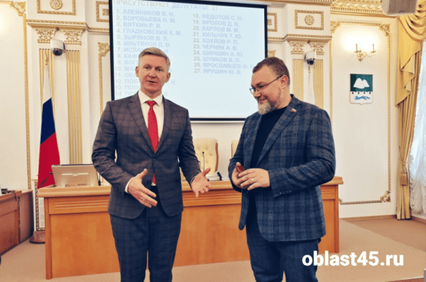 Спикер зауральского парламента вручил удостоверение новому депутату