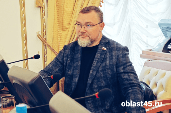 Спикер зауральского парламента вручил удостоверение новому депутату