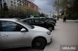 В Кургане на улице Гоголя парковку делают в ущерб тротуару