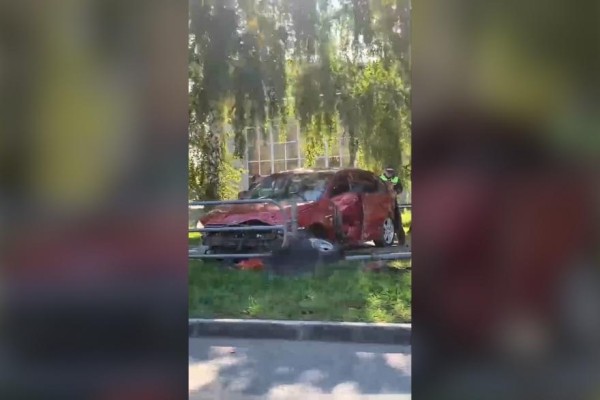 В курганском микрорайоне Энергетиков иномарка вылетела на тротуар