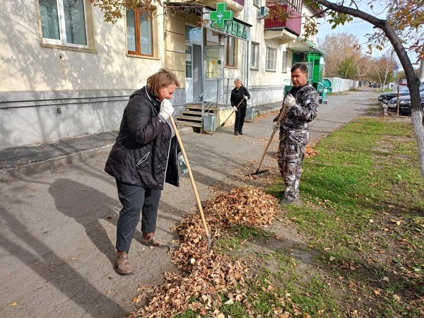 Курганцы занялись осенней уборкой в городе Курганцы занялись осенней уборкой в городе
