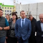 
											Губернатор Вадим Шумков проконтролировал ход строительства школы на 1500 мест и второй очереди благоустройства парка в 4-м микрорайоне									