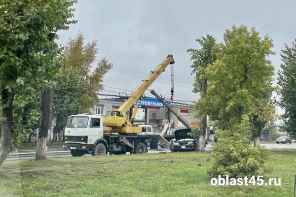 В Кургане организовали реверсивное движение в районе утреннего ДТП В Кургане организовали реверсивное движение в районе утреннего ДТП