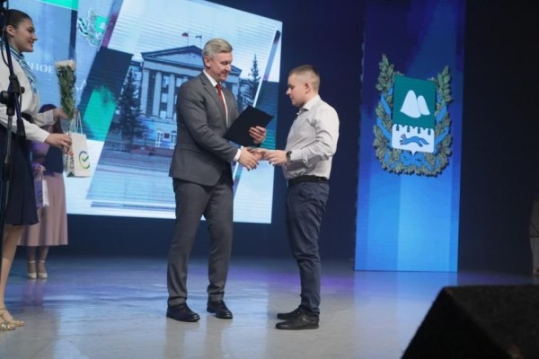 Фролов вручил благодарственные письма лучшим работникам курганского завода