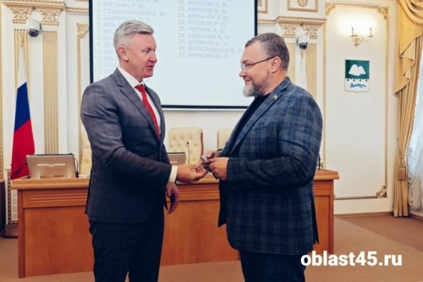 Спикер зауральского парламента вручил удостоверение новому депутату