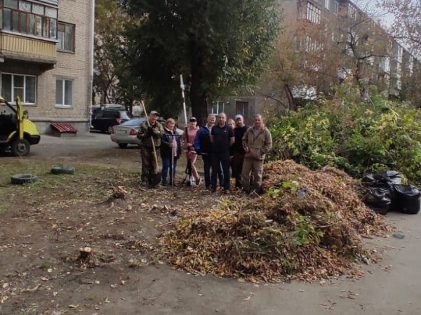 Курганцы занялись осенней уборкой в городе Курганцы занялись осенней уборкой в городе