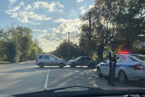 В Кургане две иномарки не поделили дорогу В Кургане две иномарки не поделили дорогу