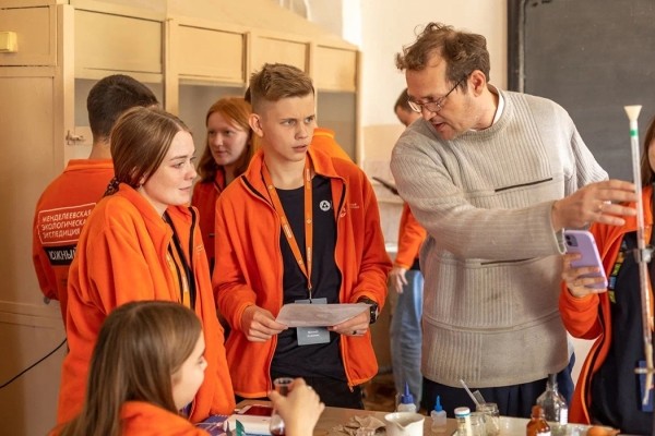 Курганские «менделеевцы» в Челябинске постигали азы промышленной экологии Курганские «менделеевцы» в Челябинске постигали азы промышленной экологии
