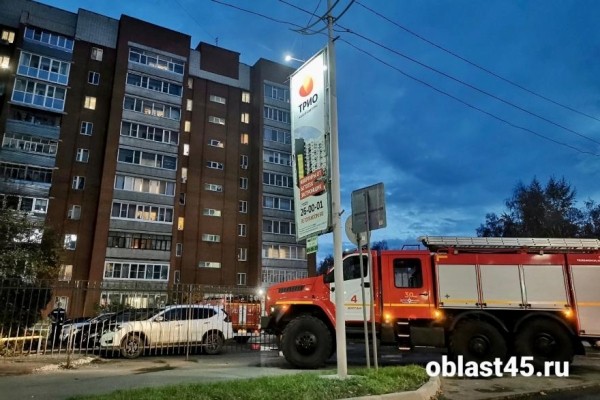 В курганской многоэтажке напротив ТЦ загорелся факел В курганской многоэтажке напротив ТЦ загорелся факел