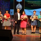 
											Губернатор Вадим Шумков вручил многодетным мамам региональные знаки отличия "Материнская слава"									