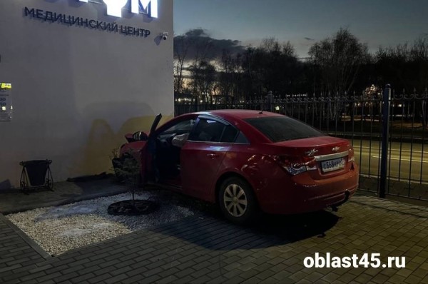 В центре Кургана водитель потерял сознание за рулём и въехал в здание