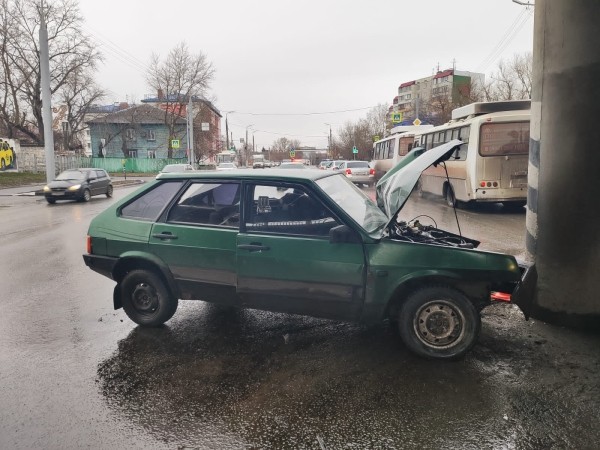 Курганец на ВАЗе пошёл на таран железнодорожного моста