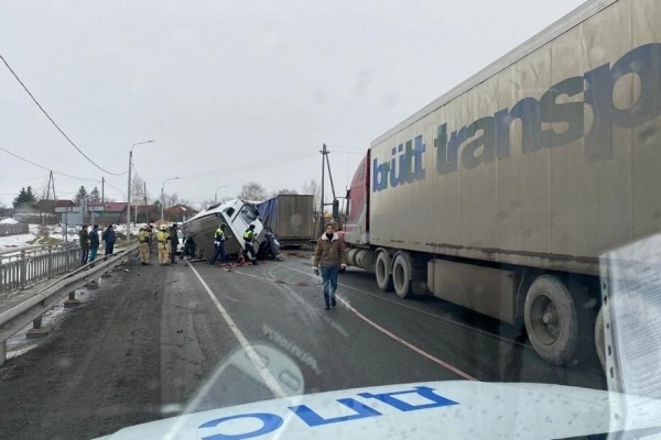 Из-за ДТП в Свердловской области ограничили движение по федеральной трассе