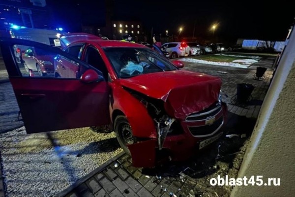 В центре Кургана водитель потерял сознание за рулём и въехал в здание