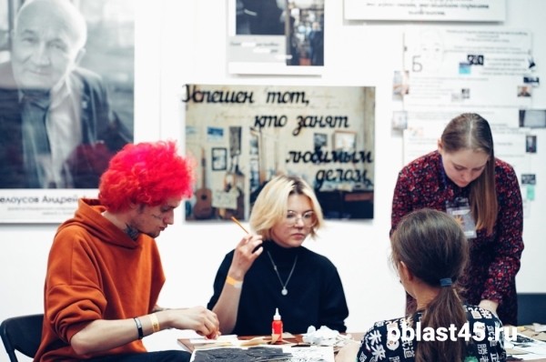 Курганцы в «Ночь искусств» рисовали правым полушарием и получали массаж Курганцы в «Ночь искусств» рисовали правым полушарием и получали массаж