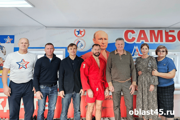 Чемпион Европы раскрыл юным курганским самбистам секреты борьбы 
