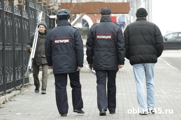  В Кургане ночью двое разодрались в кровь на парковке