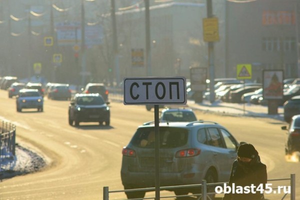 В Кургане водителям запретили останавливаться на парковке около площади 