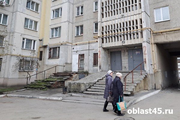 Лифтовая история: как пенсионеры в Кургане таскают сумки на 9 этаж Лифтовая история: как пенсионеры в Кургане таскают сумки на 9 этаж