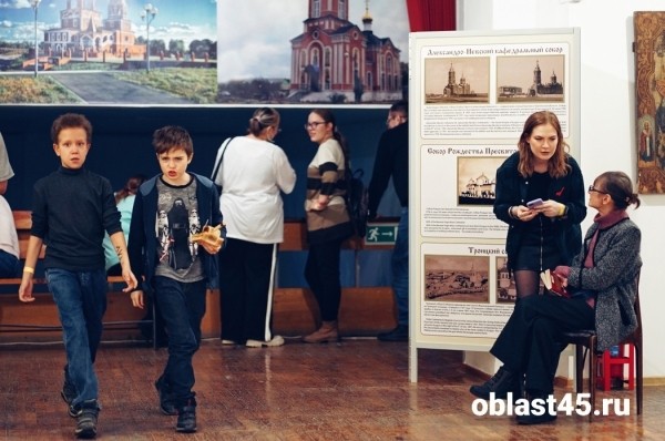 Курганцы в «Ночь искусств» рисовали правым полушарием и получали массаж Курганцы в «Ночь искусств» рисовали правым полушарием и получали массаж