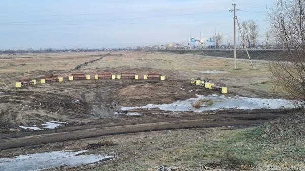 В мэрии Кургана объяснили, зачем в поле возле шоссе Тюнина скамейки и урны В мэрии Кургана объяснили, зачем в поле возле шоссе Тюнина скамейки и урны