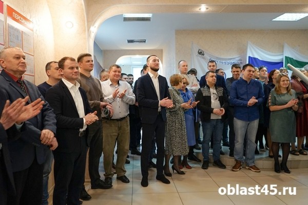 Сенатор Муратов стал Дедом Морозом для курганских заводчан Сенатор Муратов стал Дедом Морозом для курганских заводчан
