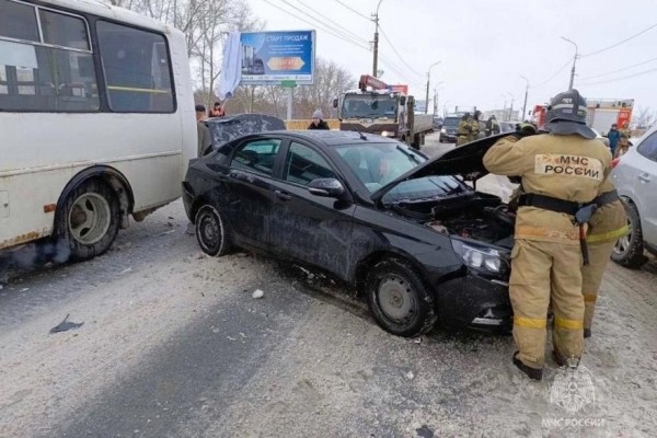 В Кургане из машины на дорогу выпали дети