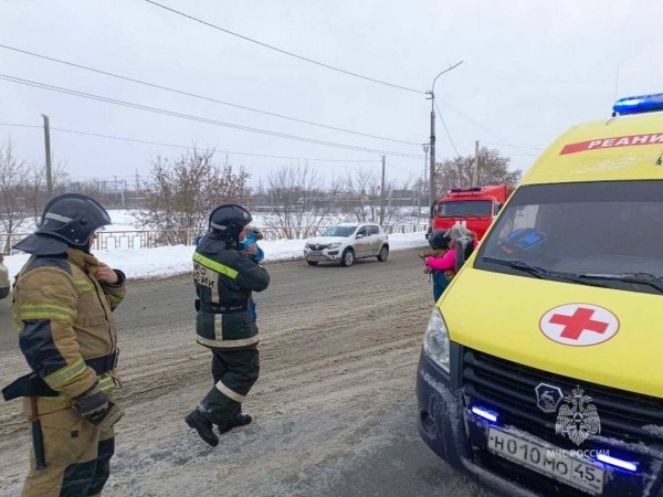 В Кургане из машины на дорогу выпали дети