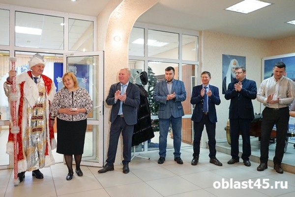 Сенатор Муратов стал Дедом Морозом для курганских заводчан Сенатор Муратов стал Дедом Морозом для курганских заводчан