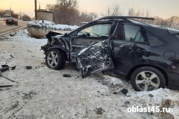 В Кургане разбили друг друга две иномарки В Кургане разбили друг друга две иномарки