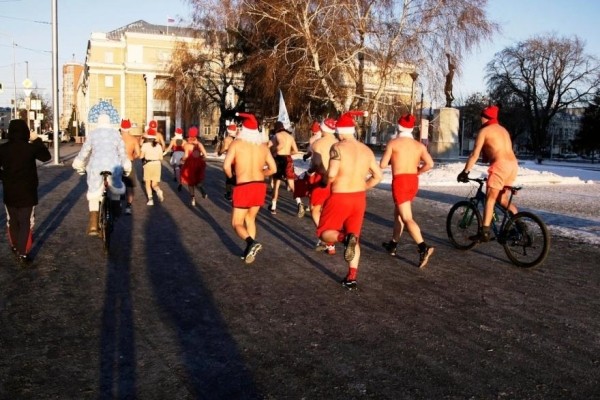 Не нужна твоя одежда: по улицам Кургана побегут налегке Деды Морозы и Снегурочки Не нужна твоя одежда: по улицам Кургана побегут налегке Деды Морозы и Снегурочки