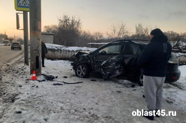 В Кургане разбили друг друга две иномарки В Кургане разбили друг друга две иномарки