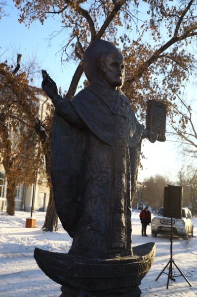 В Кургане открыли памятник самому народному святому