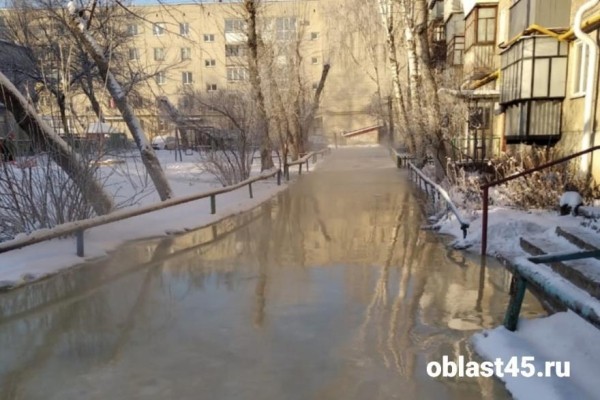 Фонтан в одном из дворов Кургана наконец иссяк Фонтан в одном из дворов Кургана наконец иссяк