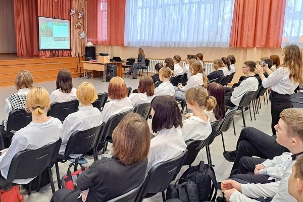 Депутат Курганской областной думы рассказала школьникам о конституции и патриотизме