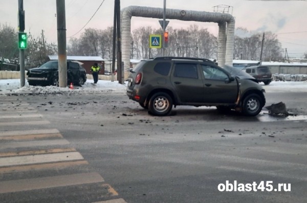 В Кургане разбили друг друга две иномарки В Кургане разбили друг друга две иномарки
